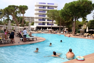 Turistes banyant-se i prenent el sol en una piscina de l&#039;hotel Golden Port Salou &amp; Spa