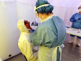 Imatge d&#039;una infermera prenent mostres per la prova PCR de detecció de la covid a un empleat