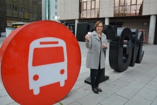 La presidenta de l&#039;Empresa Municipal de Transports de Tarragona, Begoña Floria, durant la presentació de la nova targeta personalitzada de bus bonificada