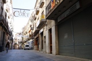 Imatge d&#039;arxiu de locals tancats al carrer de la Cort de Valls, en ple centre històric