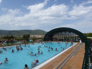Imatge de la piscina amb coberta retràctil del càmping Montblanc Park, que de cara a l&#039;hivern es climatitzarà i es podrà fer servir com a piscina municipal.