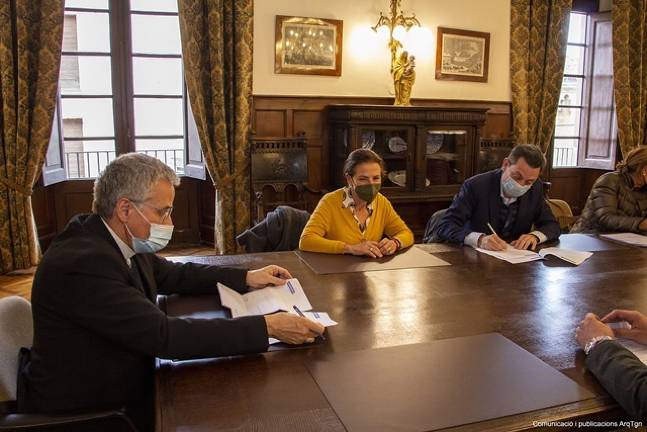 L&#039;arquebisbe de Tarragona, Joan Planellas, i Eduard Llop, representant de l’ONGD Coopera, han signat el conveni de cessió gratuïta dels dos edificis 