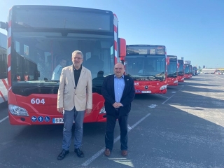 L&#039;alcalde de Tarragona, Pau Ricomà, i el president de l&#039;EMT, Jordi Fortuny, han presentat avui els deu autobusos híbrids