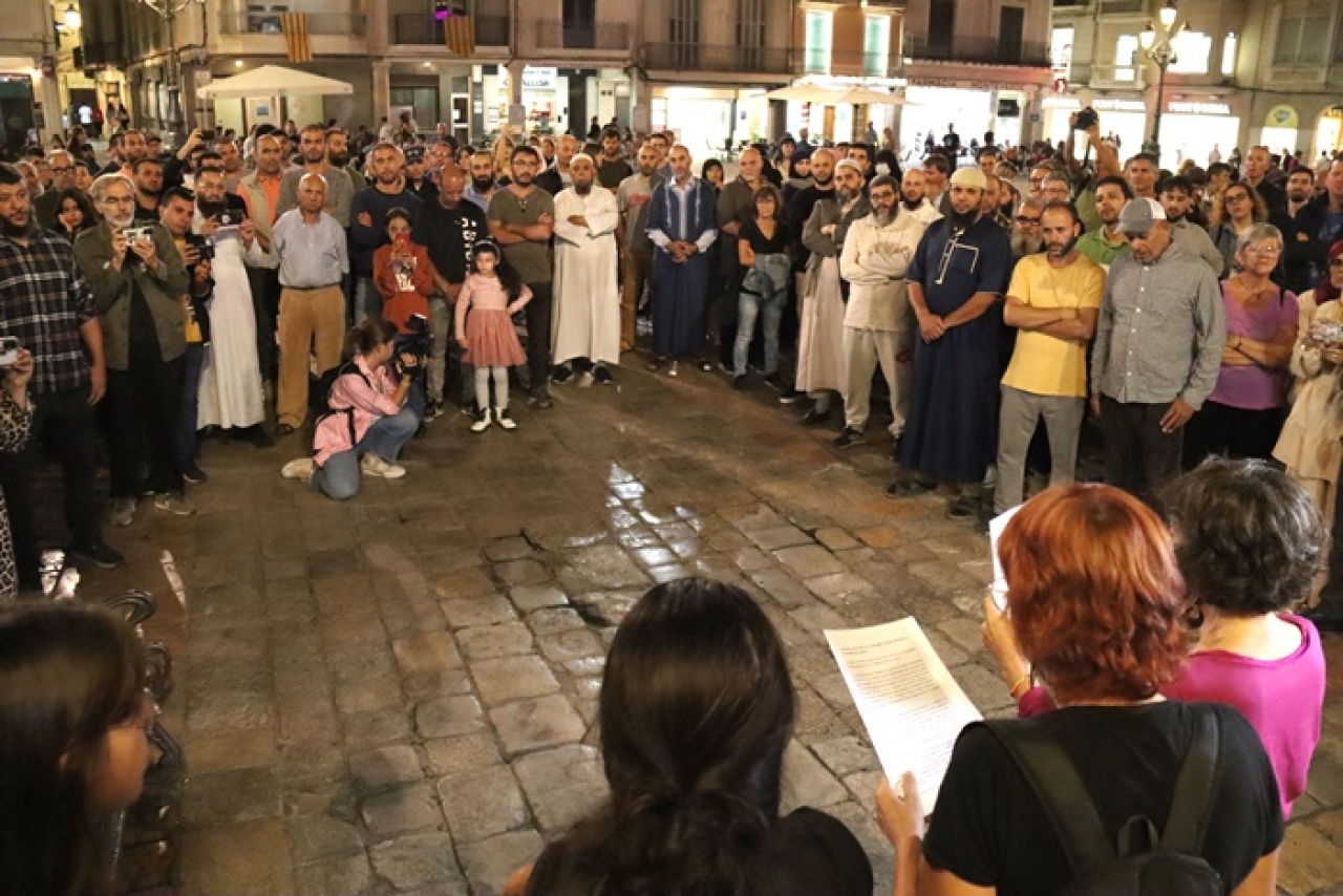 Membres de la comunitat musulmana de Reus reclamen la llibertat de Mohamed Said Badaoui en la concentració de la plaça del Mercadal d&#039;aquest dimecres al vespre