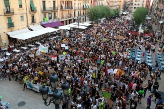 Imatge aèria de la plaça de la Font plena de persones manifestant-se per l&#039;emergència climàtica, el 27 de setembre del 2019.