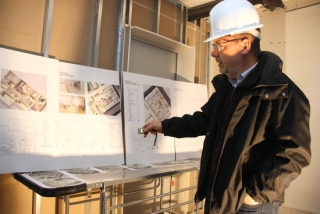 L&#039;arquitecte del nou Centre MQ Reus, Carles Busquets, mostrant els plànols de la instal·lació