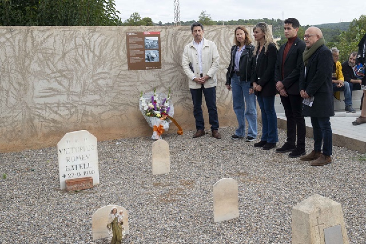 Imatge de l’acte de dignificació i senyalització de dues fosses comunes ubicades al cementiri de Tarragona