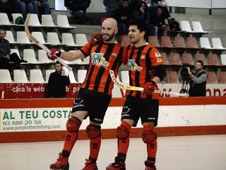 Raúl Marín i Matías Platero celebren el tercer gol del Reus Deportiu, aquesta tarda, al Pavelló Olímpic de Vic