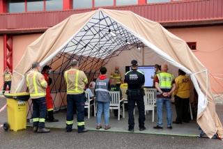 Imatge de la reunió dels cossos de seguretat amb autoritats al centre de control de l&#039;incendi ubicat a Santa Coloma de Queralt, el 26 de juliol de 2021