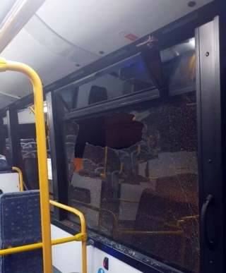 Imatge d&#039;una finestra de l&#039;autobús urbà de Calafell (Baix Penedès), trencada pel llançament d&#039;una pedra