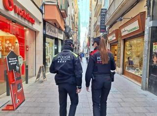 Una patrulla mixta d&#039;agents de la Guàrdia Urbana i dels Mossos d&#039;Esquadra circulant pel centre comercial de Reus