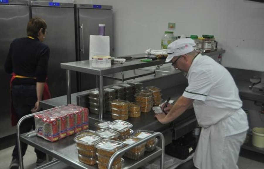 El programa de gestió alimentària responsable serveix àpats a famílies sense recursos.