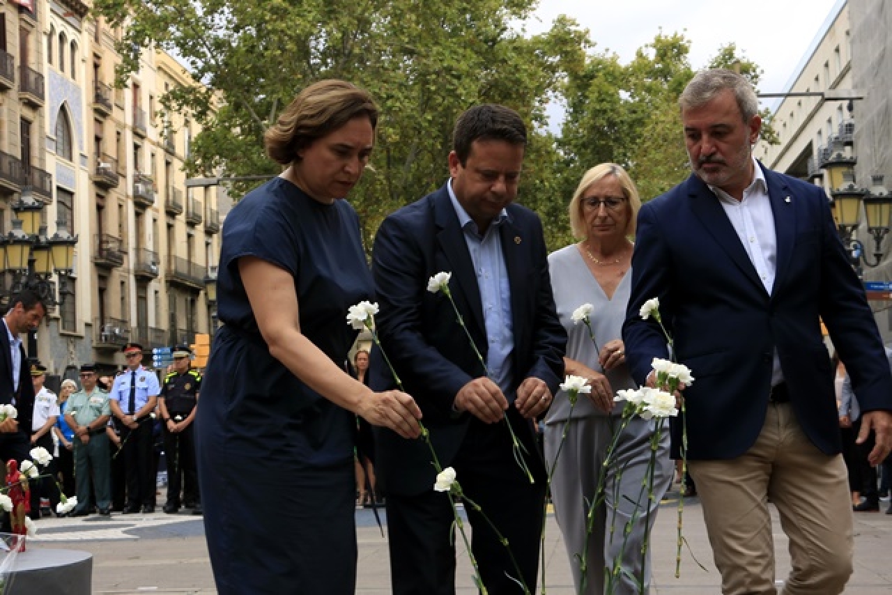 L&#039;alcaldessa de Barcelona, Ada Colau, l&#039;alcalde de Cambrils, Oliver Klein, i el tinent d&#039;alcalde de Barcelona, Jaume Collboni, durant l&#039;acte de commemoració a Barcelona