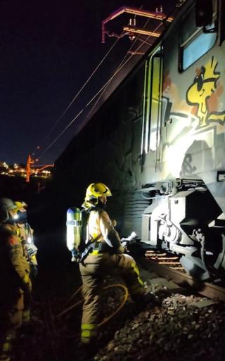 Els Bombers treballant aquesta tarda en l&#039;incendi de la locomotora elèctrica d&#039;un tren de mercaderies entre les estacions de la Riba i Picamoixons