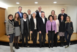 L&#039;alcalde de Reus, Carles Pellicer, i representants de la Fundació Rosa Maria Vivar durant la presentació del nou centre de tractament de l&#039;Alzheimer