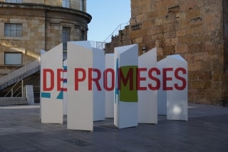 Poema-artístic Laberint lírics a Tarragona, en commemoració al 25è aniversari del grup Patrimoni de la Humanitat al País. Al poema es pot llegir &quot;Curulla de promeses, on tot és possible”