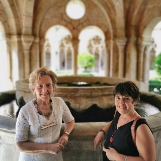 La presidenta de la Cambra de Tarragona, Laura Roigé, i l&#039;alcaldessa d&#039;Aiguamúrcia, Dolors Palma, al monestir de Santes Creus