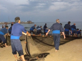 La Societat de Pescadors de Santa Maria del Mar organitza aquest dissabte l’exhibició de pesca tradicional que consisteix en la Calada de les Malles de Sant Pere