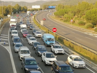 La marxa lenta de vehicles ha provocat fins a tres quilòmetres de cues en un dels trams d&#039;autopista. A la imatge, la protesta al seu pas per Sant Pere de Ribes