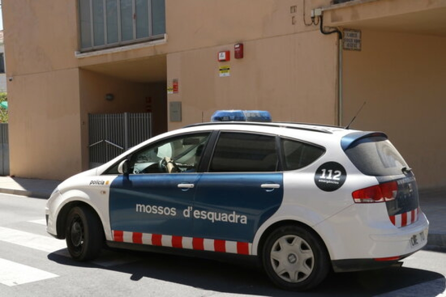 Imatge d&#039;arxiu d&#039;un vehicle dels Mossos aturat als Jutjats de Valls
