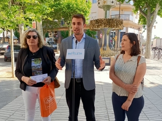 Christian Soriano, regidor de Festes del Vendrell, amb Clàudia Nogués, de la Fundació Josep Carreras, i Sara Aranda, voluntària que porta la iniciativa solidària de la Festa de la Bicicleta 