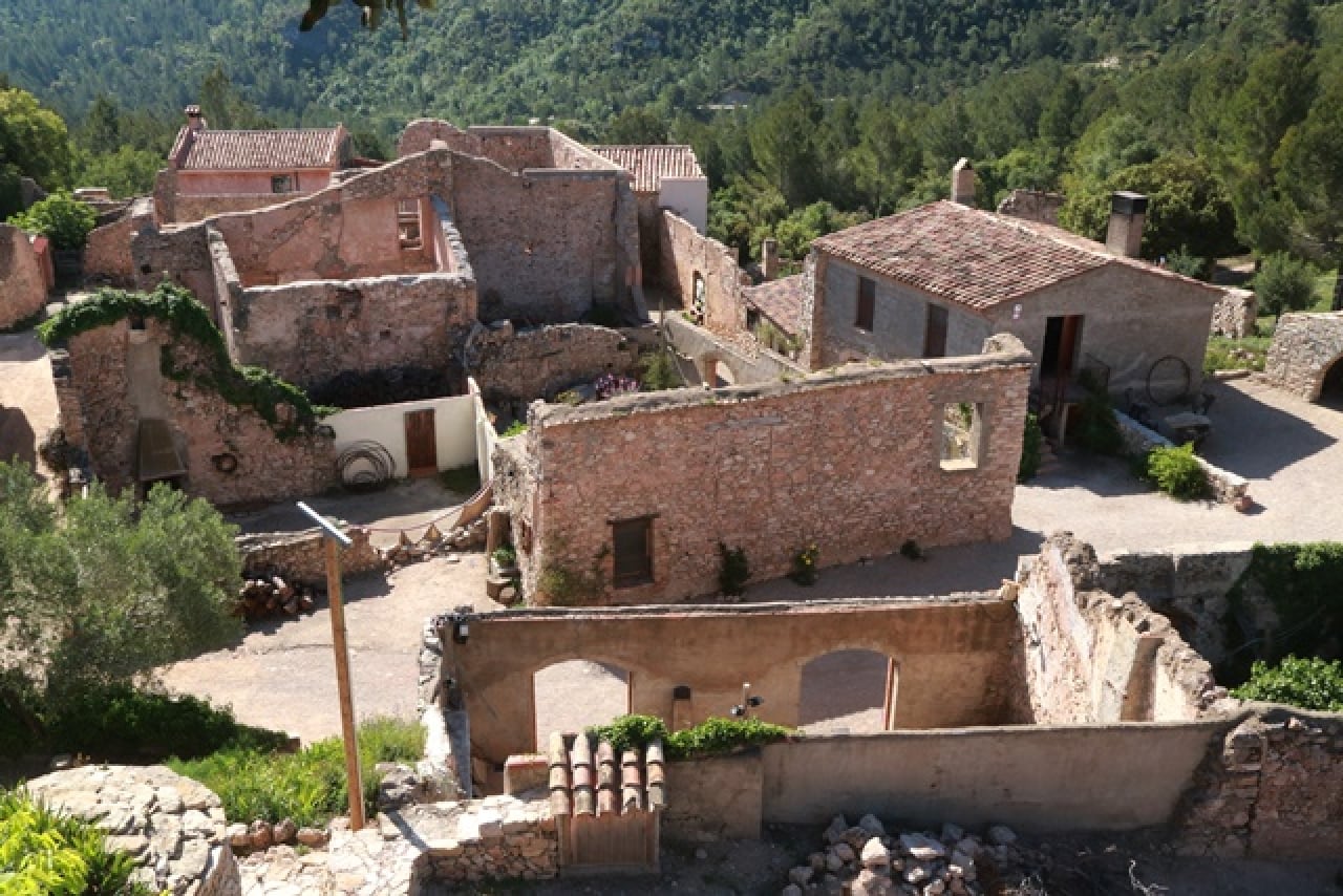 L&#039;Associació Masia de Castelló té unes tretze cases del nucli deshabitat