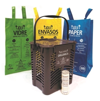 El kit amb bosses reutilitzables per a la recollida selectiva de vidre, envasos i paper i cartró, així com un cubell i bosses compostables per a la recollida de la fracció orgànica
