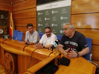 L&#039;alcalde del Vendrell, Kenneth Martínez, el regidor de Recursos Humans, Baltasar Santos, i el portaveu dels representants dels treballadors, Miquel Casellas