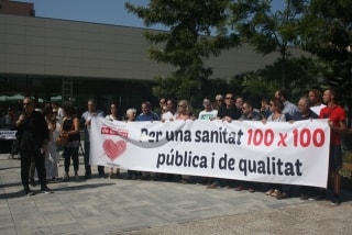 Presentació de la Plataforma per una sanitat pública de qualitat a Tarragona al davant de l&#039;Hospital Joan XXIII 