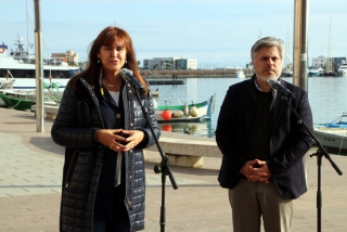 Imatge de la candidata de JxCat al 14-F, Laura Borràs, fent declaracions als mitjans al port de Tarragona al costat del cap de llista per aquesta circumscripció, Albert Batet, el 17 de desembre del 2020