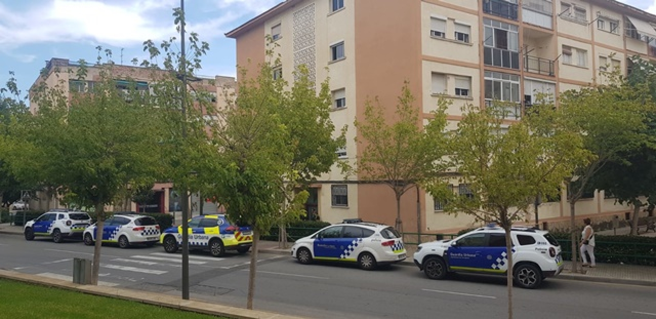 Dotacions de la Guàrdia Urbana de Tarragona durant l&#039;operatiu per detenir quatre persones acusades d&#039;un delicte contra la salut pública al barri del Pilar de Tarragona