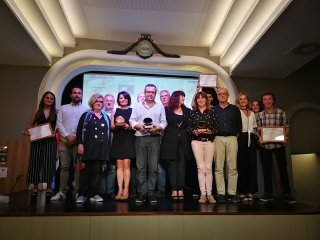 Foto de família amb els guanyadors i finalistes dels premis atorgats per la Demarcació de Tarragona del Col·legi de Periodistes de Catalunya