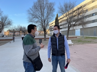 El cap de llista d&#039;En Comú Podem per la demarcació, Jordi Jordan, escoltant les explicacions del militant i activista veïnal, Toni Peco, a la plaça Primer de Maig de Torreforta