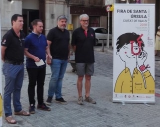 Presentació de la imatge gràfica de la Fira de Santa Úrsula 2018, amb l&#039;alcalde de Valls, Albert Batet, i el regidor de Cultura, Marc Ayala, -al centre- i els representants de la Vella i la Joves -als extrems-
