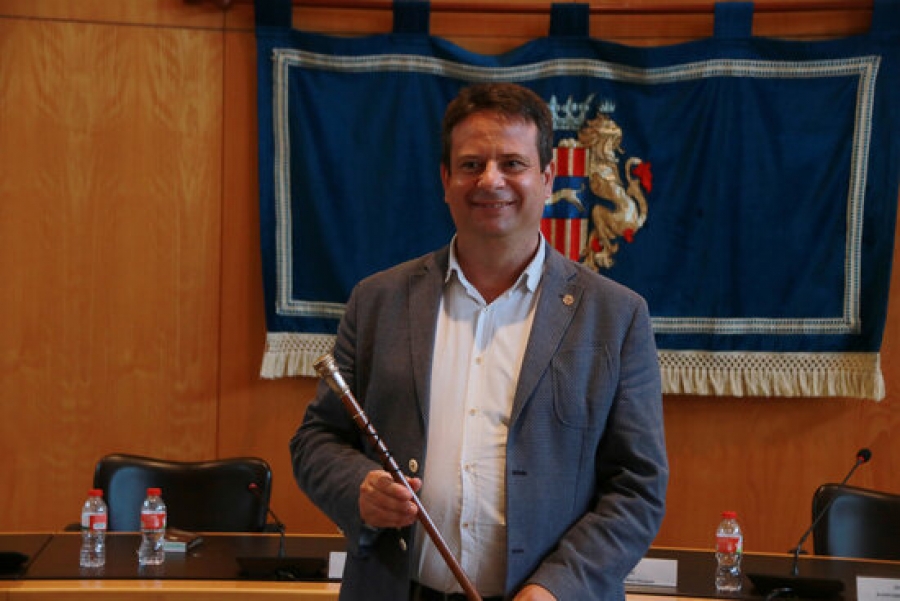 Imatge del nou alcalde de Cambrils, Oliver Klein, a la sala de plens després de la votació de la moció de censura, el 28 de setembre de 2021