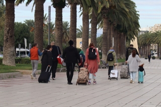 Un grup de persones amb maletes caminant pel Passeig Jaume i de Salou