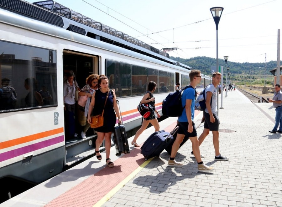 Passatgers baixant a l&#039;estació ferroviària Marçà-Falset, de la línia R15, que a partir de dilluns recuperarà la normalitat