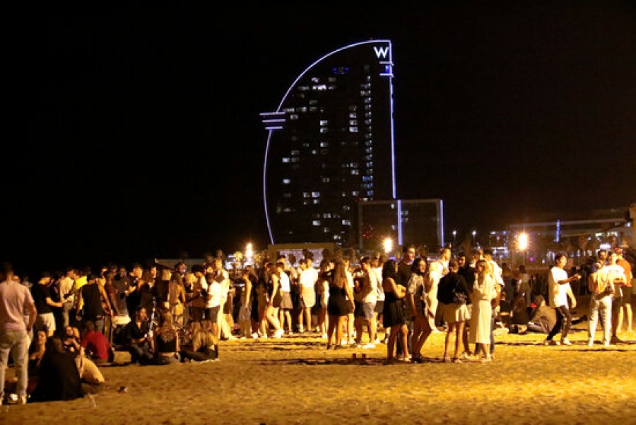 Imatge d&#039;arxiu de la platja de la Barceloneta, vora la una de la matinada la primera nit de toc de queda, el juliol passat