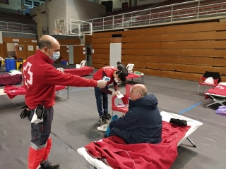 Voluntaris de Creu Roja a l&#039;alberg habilitat recentment al Palau Firal de Tarragona