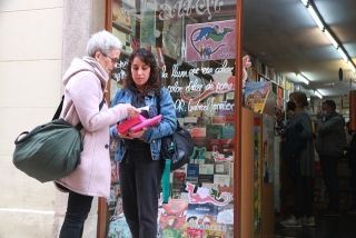 Dues dones revisen els llibres que han comprat a la Llibreria Gaudí, el dia abans de Sant Jordi