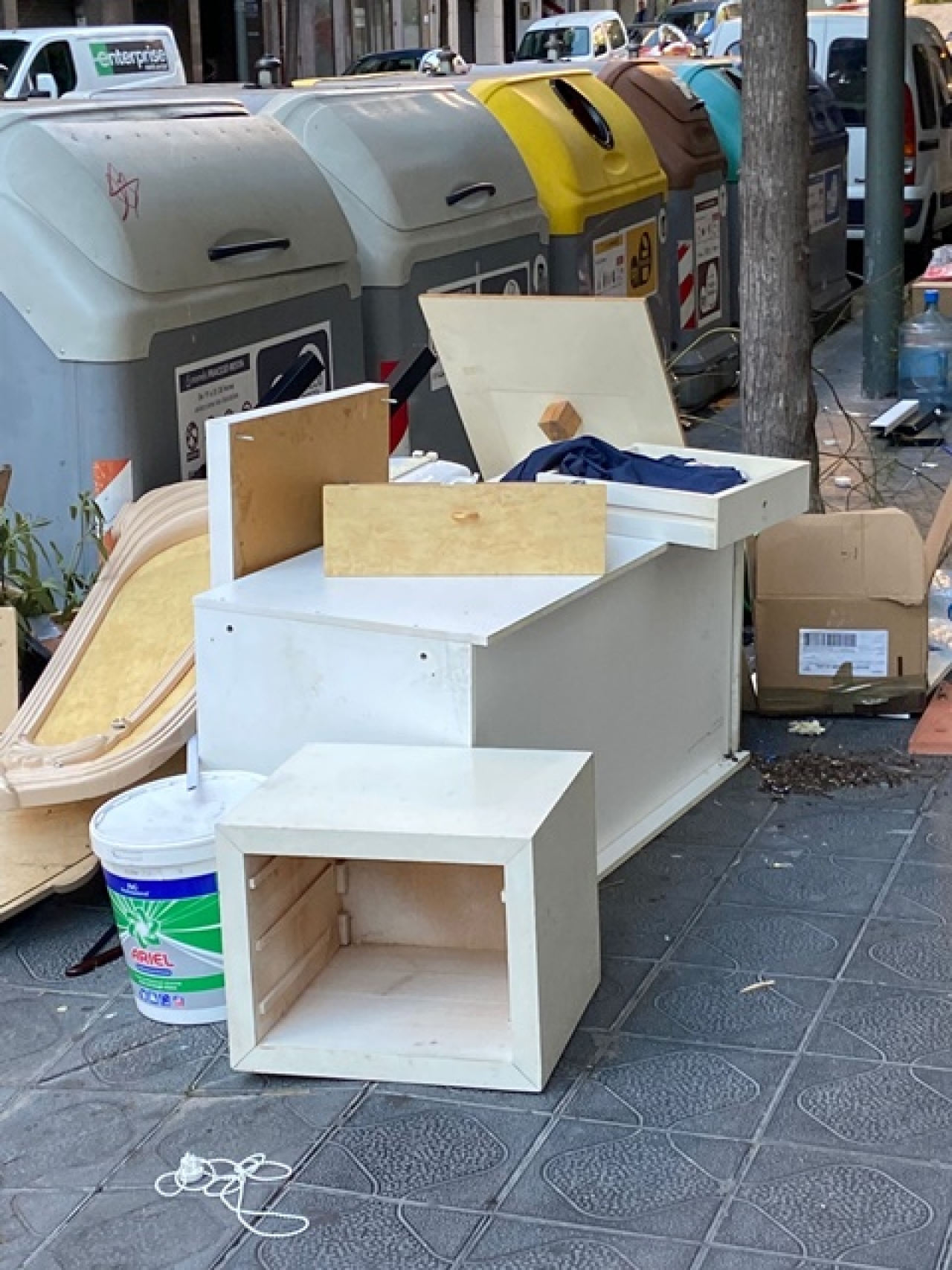 Imatge de l&#039;abocament de mobles i deixalles al carrer Pere Martell de Tarragona