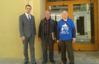 Josep López, a la dreta, amb un advocat i un altre veí, a les portes de l&#039;ajuntament