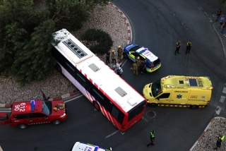Un autobús de l&#039;Empresa Municipal de Transports de Tarragona (EMT) estampat contra la rotonda de l&#039;avinguda Catalunya i els efectius dels serveis d&#039;Emergències treballant en l&#039;accident 