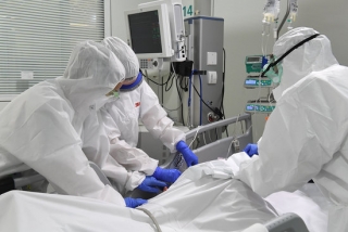 Imatge dels sanitaris amb un pacient a la UCI de l&#039;Hospital de Manresa