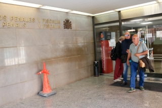 L&#039;exalcalde de la Bisbal del Penedès Josep Maria Puigibet (ERC), sortint del jutjat penal número 3 de Tarragona, amb ulleres de sol, intentant passar desapercebut, després de ser jutjat per prevaricació