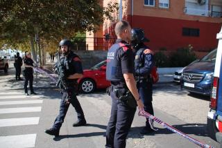 Agents dels Mossos a la zona acordonada pel tiroteig al barri tarragoní de Campclar