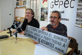El president del GEPEC-EdC, Xavi Jiménez, i Andreu Escolà, delegat d&#039;aigua del grup ecologista, subjectant una placa reivindicativa que reprodueix l&#039;original del pantà de Riudecanyes