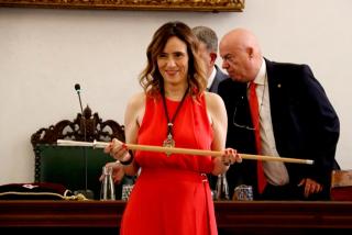 Sandra Guaita agafant la vara després de ser investida alcaldessa de Reus