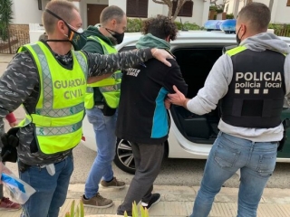 Imatge d&#039;agents policials amb un detingut implicat en una plantació &#039;indoor&#039; dins d&#039;una casa ocupada a Roda de Berà, el 4 de febrer del 2021