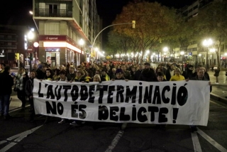 La capçalera de la manifestació unitària del 21-F a Tarragona, entrant a la plaça Imperial Tarraco, amb una pancarta amb el lema &#039;L&#039;autodeterminació no és delicte!&#039;